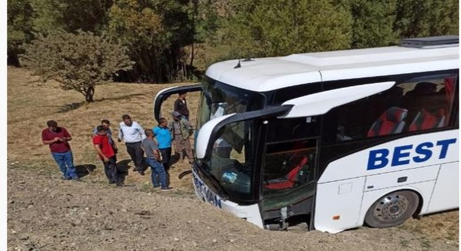  Yolcu otobüsü şarampole devrildi: 2 yaralı